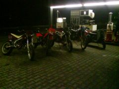Freunde und ich. =) AVIA Tankstelle.